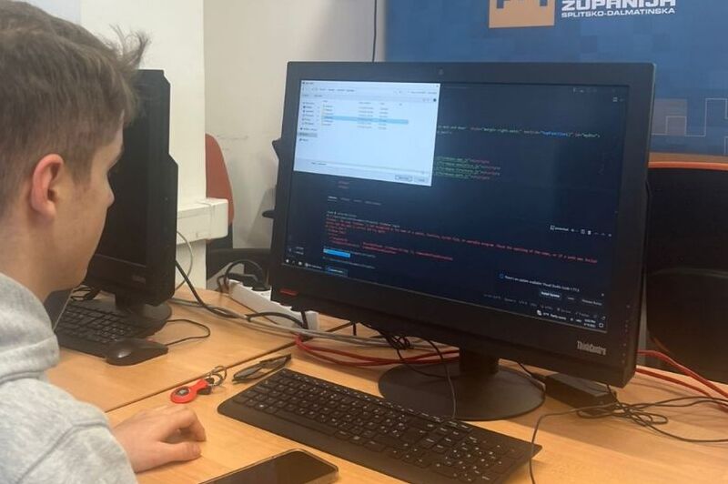 Učenik programira na radionici EDIT CodeSchool
